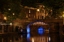 900647 Gezicht op de Bezembrug over de Oudegracht te Utrecht, bij avond, met op de achtergrond de Stadhuisbrug.